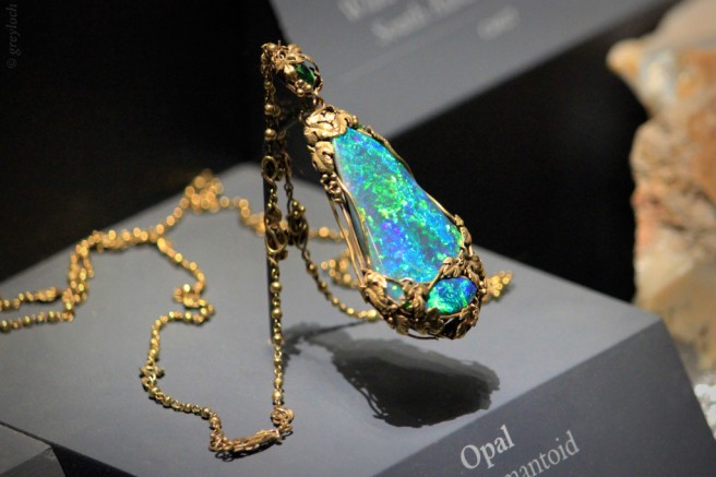 If you actually want to stand out and bring a little bit of the grandeur of the Ancients, such as Queen Cleopatra, then opt for a Tourmaline or Opal necklace, as the one shown above.